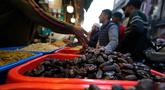 Umat Muslim Kashmir berbelanja untuk kebutuhan bulan suci Ramadan di sebuah pasar di Srinagar, Rabu 18 Februari 2026. Kurma merupakan buah favorit dan harus ada saat bulan suci Ramadan. (AP Photo/Mukhtar Khan)