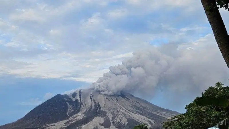 Kondisi terkini Gunung Ruang di Kecamatan Tagulandang, Kabupaten Kepulauan Sitaro, Sulut, pada Rabu (1/5/2024).