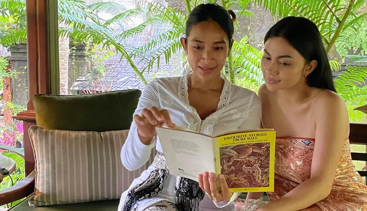 Dalam caption unggahan, Happy Salma menerangkan bahwa dirinya dan Ariel Tatum tidak sengaja menemukan harta karun sebuah buku di library mungil @ibahluxuryvillas. Keduanya pun langsung membaca isi buku tersebut dengan penuh saksama. (Liputan6.com/IG/@happysalma)