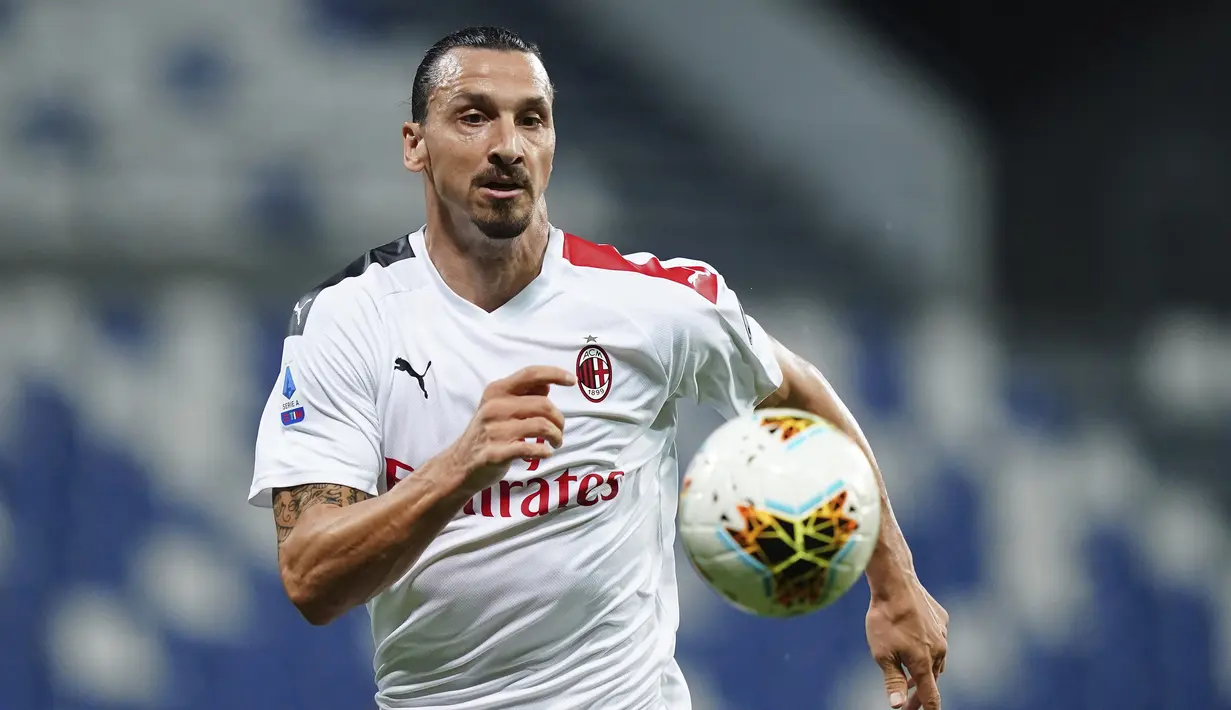 Pemain AC Milan Zlatan Ibrahimovic berlari sambil membawa bola saat menghadapi Sassuolo pada pertandingan Serie A Italia di Stadion Mapei, Reggio Emilia, Italia, Selasa (21/7/2020). AC Milan menang 2-1 sekaligus menggeser posisi AS Roma dari posisi lima klasemen. (Spada/LaPresse via AP)