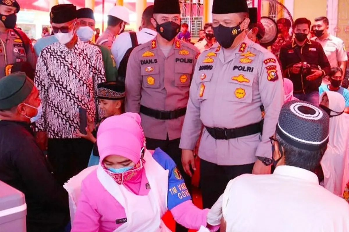 Kapolda Riau Irjen Agung Setya meninjau vaksinasi terhadap masyarakat di Kabupaten Indragiri Hilir.
