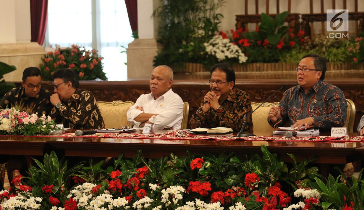Menteri PPN/Kepala Bappenas Bambang Brodjonegoro (kanan) memberikan keterangan pers terkait pemindahan Ibu Kota di Istana Negara, Jakarta, Senin (26/8/2019). Pemerintah berkomitmen tidak akan menggunakan APBN yang bersumber dari penerimaan pajak. (Liputan6.com/Angga Yuniar)