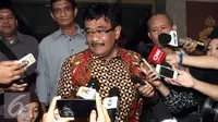 Wagub DKI Jakarta Djarot Saiful Hidayat saat ditanya wartawan usai menjalani pemeriksaan terkait kasus dugaan gratifikasi yang diterima Dinas Perumahan dan Gedung Pemprov DKI Jakarta di Bareskrim Polri, Jakarta, Jumat (22/7). (Liputan6.com/Johan Tallo) 