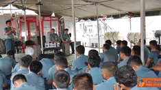 Citizen6, Jakarta: Prajurit KRI Kolinlamil mendapatkan pencerahan hukum dari Mayor Laut (KH) Teguh Sudianto, di Dermaga Mako Kolinlamil, Tanjung Priok, Jakarta, Kamis, (12/7). (Pengirim: Kadispen Kolinlamil).