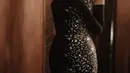 Maudy Ayunda menghadirkan energi bola disko dalam gaun yang memiliki sarung tangan bersulam 'Just Married' yang dibuat khusus oleh Hian Tjen. [Foto: IG/hiantjen].