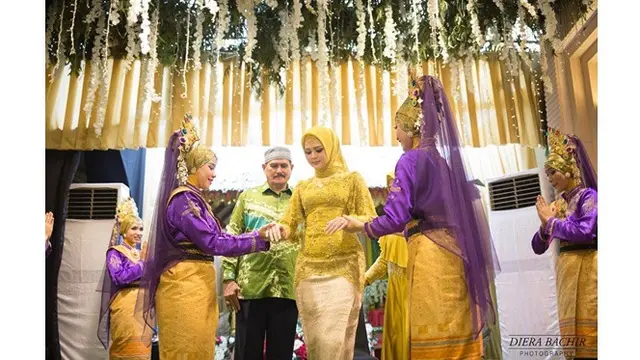 7 Potret Cut Meyriska dan Roger Danuarta Jalani Tradisi Khas Aceh