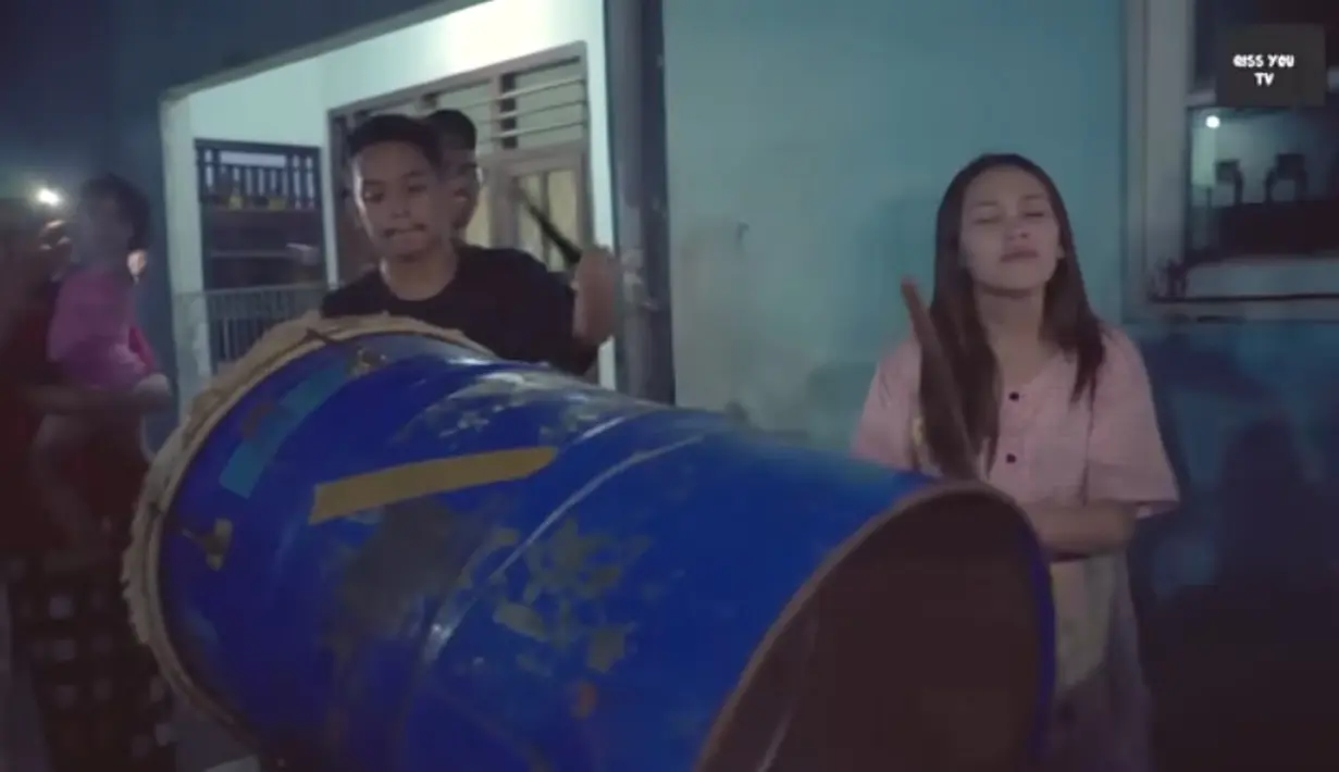 Aksi Ayu Ting Ting tersebut mendapat banyak pujian dari warganet. "Ayu walaupun artis besar tapi tidak sombong malah membaur dengan warga the best," tulis Bram Aja. "Ayu ting ting udah cantik  ramah sama warga semangat  ayu," tulis Umi Salamah [Youtube/Qiss You TV]