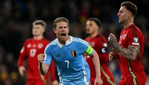 Gelandang Timnas Belgia, Kevin De Bruyne, merayakan gol yang dicetaknya ke gawang Wales dalam laga Grup J Kualifikasi Piala Dunia 2026 zona Eropa di Cardiff City Stadium, Selasa (14/10/2025) dini hari WIB. (Paul ELLIS / AFP)