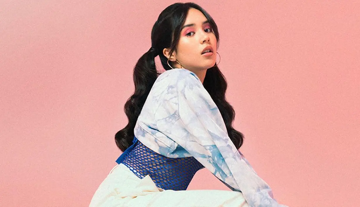 Menggunakan busana dengan corak berwarna biru, penampilan Beby Tsabina satu ini juga menjadi sorotan. Dirinya terlihat menggunakan makeup tebal pada bagian mata serta rambut yang diikat dua dengan begitu rapi. (Liputan6.com/IG/@bebytsabina)