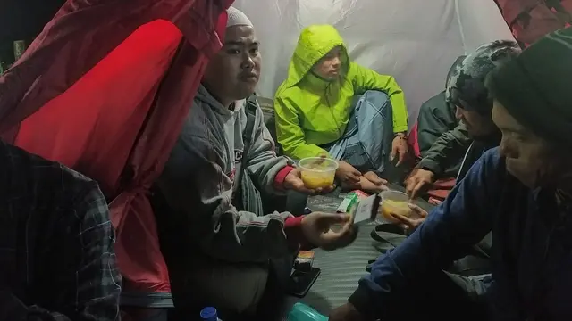 Para pendaki tengah menikmati sensasi malam di Puncak Sagara, Garut, Jawa Barat.