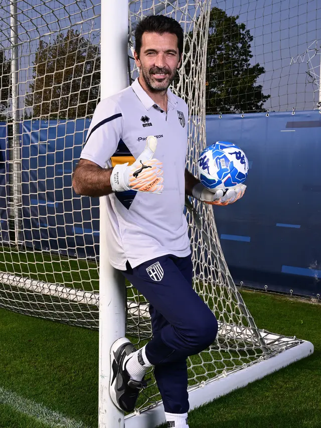 Foto: Gianluigi Buffon Putuskan Gantung Sarung Tangan pada Usia 45 Tahun, Berikut Potret Sang Kiper di Tim Terakhirnya, Parma