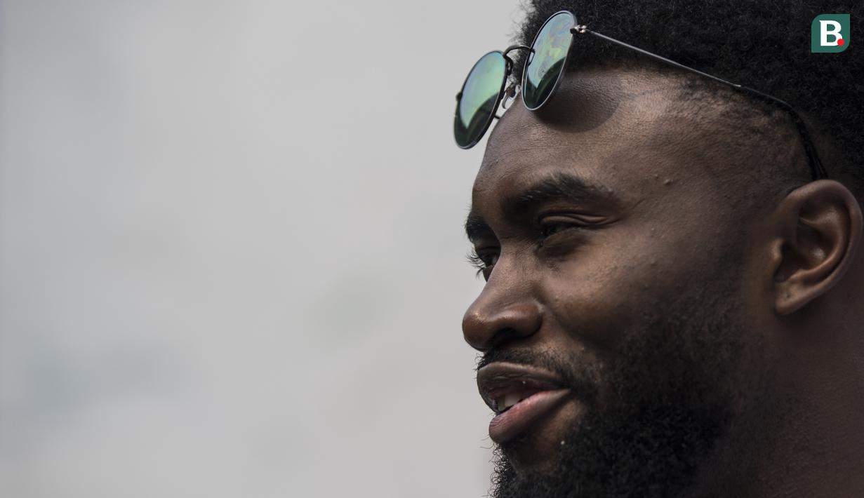 Pebasket Boston Celtics, Jaylen Brown, saat Junior NBA Indonesia di SMA 82, Jakarta, Kamis (26/7/2018). Junior NBA merupakan program pembinaan olahraga basket secara global. (Bola.com/Vitalis Yogi Trisna)