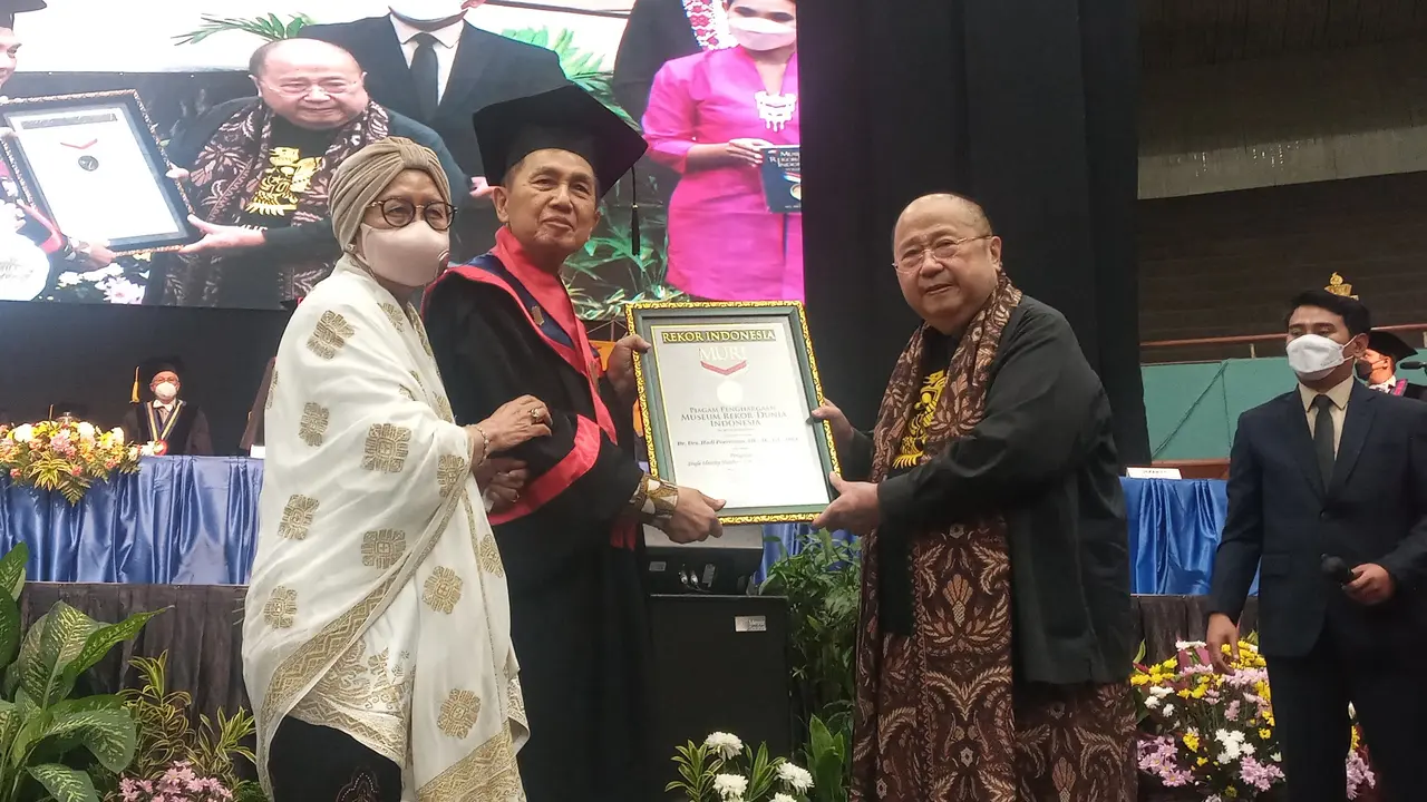 Mantan Direktur Jenderal Pajak Hadi Poernomo mendapatkan dua penghargaan dari Museum Rekor Indonesia (MURI).