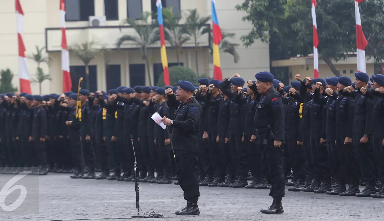 Sejumlah personel Brimob saat mengikuti apel Korps Brimob Polri di Kelapa Dua, Depok, Jumat (11/11). Dalam apel tersebut, Presiden Jokowi memberikan pengarahan sebagai Inspektur Upacara. (Liputan6.com/Immanuel Antonius)
