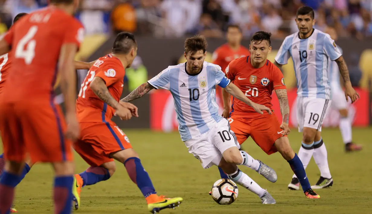 Penyerang Argentina, Lionel Messi berusaha melewati sejumlah pemain Chile pada Final Copa America 2016 di MetLife Stadium, AS, Senin (27/6). Chile menang atas Argentina lewat adu penalti dengan skor 4-2. (Adam Hunger-USA TODAY Sports)