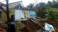 Gerakan tanah sejak akhir 2016 hingga 2017 menyebabkan 24 rumah di Dusun Jatiluhur, Padangjawa, Majenang, rusak total. Warga tinggal di hunian sementara (Huntara). (Foto: Liputan6.com/Muhamad Ridlo)