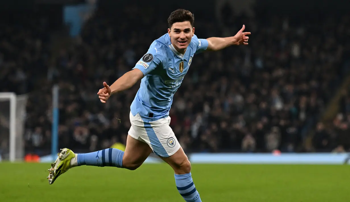 Pemain Manchester City, Julian Alvarez merayakan gol kedua timnya ke gawang FC Copenhagen pada laga leg kedua 16 besar Liga Champions 2023/2024 di Stadion Etihad, Manchester, Inggris, Kamis (07/03/2024). (AFP/Paul Ellis)