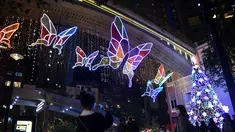 Orang-orang memotret instalasi cahaya di Lee Tung Street di Wan Chai, Hong Kong, China selatan (8/12/2020). Sebuah instalasi cahaya besar yang menggunakan teknologi kecerdasan buatan dengan tema "Kupu-kupu Harapan" diluncurkan di Lee Tung Street, Wan Chai, belum lama ini. (Xinhua/Lo Ping Fai)