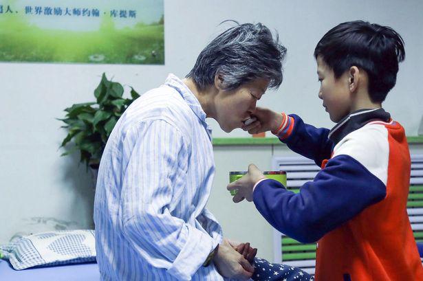 Shangguan merawat sang nenek dengan sangt tulus | Photo: Copyright mirror.co.uk