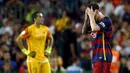 Pemain Barcelona, Lionel Messi menyesali kegagalannya menjadikan Barca juara Piala Super Spanyol di Stadion Camp Nou, Spanyol, Senin (17/8/2015). Barcelona kalah agregat gol 1-5 dari Athletic Bilbao. (Reuters/Albert Gea)