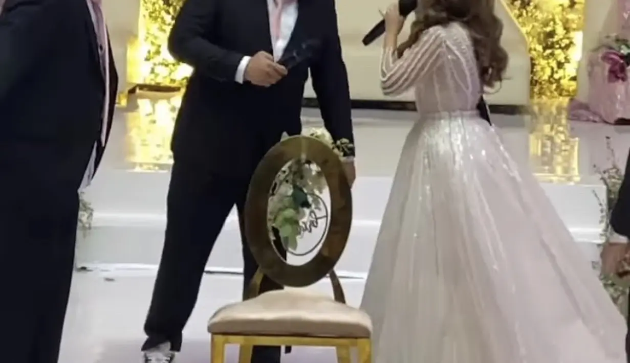 Structured overskirtnya yang bikin petite framenya keliatan lebih jenjang, anggun seperti princess. @bychristiebasil