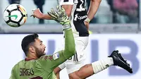 Proses terjadinya gol oleh striker Juventus, Paulo Dybala, ke gawang Torino pada laga Serie A, Italia, di Stadion Allianz, Sabtu (23/9/2017). Juventus menang 4-0 atas Torino. (AP/Alessandro Di Marco)