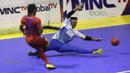 Kiper IPC Pelindo, Yos Adi Wicaksono, berusaha menahan serangan pemain Black Steel Manokwari dalam laga Seri III Grup B Wilayah Timur Pro Futsal League 2016 di GOR 17 Desember, Mataram, NTB, Minggu (13/3/2016). (Bola.com/Arief Bagus)