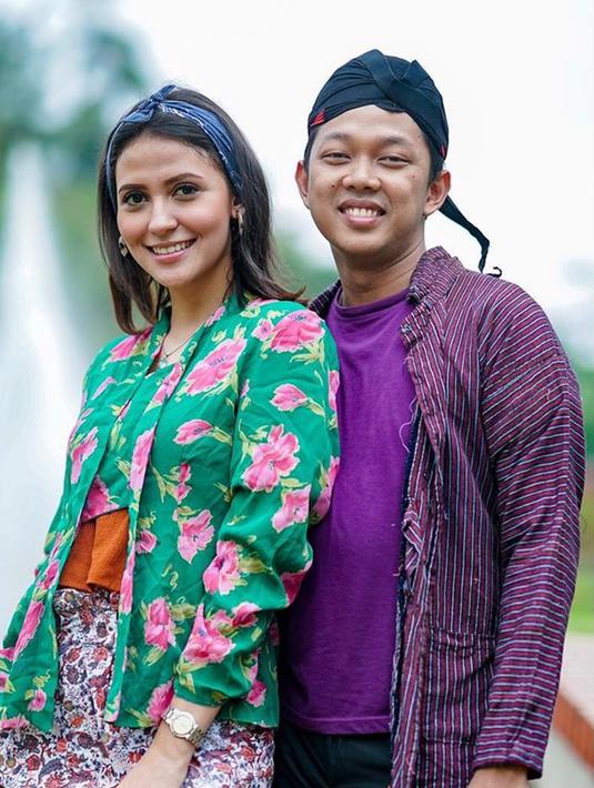 Bayu Skak terkenal sebagai anak muda yang sangat ingin memperkenalkan budaya Jawa ke masyarakat luas. Salah satu caranya ialah memakai baju tradisional saat bersama Aliyah Faizah. Potret keduanya tampil dengan baju tradisional Jawa ini curi perhatian. (Liputan6.com/IG/@moektito)