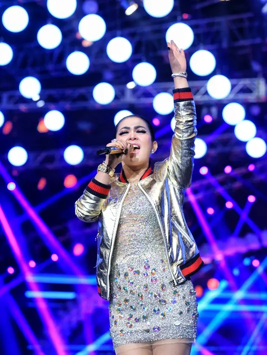 Pemilik jargon cetar membahana itu tampil luar biasa pada malam puncak HUT SCTV. Bahkan dalam penampilannya, Syahrini mengenakan bulu mata dengan bertabur berlian. (Adrian Putra/Bintang.com)