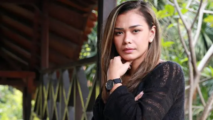 Asti tak suka terlalu sering pakai ponsel/copyright: KapanLagi.com