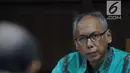 Terdakwa perintangan penyidikan korupsi E-KTP, Bimanesh Sutarjo menyimak keterangan saksi pada sidang lanjutan di Pengadilan Tipikor, Jakarta, Jumat (26/5). Sidang mendengar keterangan saksi ahli. (Liputan6.com/Helmi Fithriansyah)