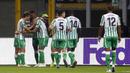 Para pemain Real Betis merayakan gol yang dicetak oleh Toni Sanabria ke gawang AC Milan pada laga Liga Europa di Stadion San Siro, Kamis (25/10/2018). AC Milan takluk 1-2 dari Real Betis. (AP/Antonio Calanni)