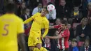Penyerang Liverpool, Roberto Firmino berebut bola dengan pemain Southampton, Jack Stephens pada pertandingan lanjutan Liga Inggris di Stadion St. Mary di Southampton, Inggris, Rabu (18/5/2022). Kemenangan ini membuat Liverpool terus menempel Manchester City di puncak klasemen. (AP Photo/Frank Augstein)