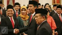 Presiden Jokowi (kanan) menyalami Ketua Komite Ekonomi dan Industri Nasional (KEIN), Soetrisno Bachir usai pelantikan pengurus KEIN di Istana Negara, Jakarta, Rabu (20/1). Pembentukan KEIN sesuai Perpres Nomor 8 Tahun 2016. (Liputan6.com/Faizal Fanani)