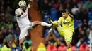 Pemain Real Madrid, Isco (kiri), berebut bola dengan pemain Villarreal, Mario, pada lanjutan La Liga Spanyol di Stadion Santiago Bernabeu, Madrid, Rabu (20/4/2016) atau Kamis dini hari WIB. (AFP/Pierre-Philippe Marcou)