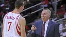 Pelatih Houston Rockets, Mike D'Antoni tertawa saat berbincang dengan anak asuhnya Sam Dekker #7 pada laga NBA melawan Lakers di Toyota Center, Houston, (08/12/2016).  (AP/George Bridges)