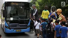 Empat boneka asal Prancis dari Kelompok teater Les Grandes Personnes hibur warga saat CFD di Jakarta, Minggu (9/7). Acara tersebut digelar untuk mendukung komunitas yang bergerak di bidang pendidikan generasi muda. (Liputan6.com/Immanuel Antonius)