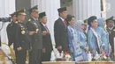 Presiden Joko Widodo (Jokowi) memimpin upacara pelantikan Prasetya Perwira Remaja (Praspa) 2017 di Istana Merdeka, Selasa (25/7). Dalam acara itu, sebanyak 729 orang calon perwira remaja TNI-Polri dilantik oleh Presiden. (Liputan6.com/Angga Yuniar)