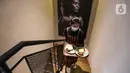 Pramusaji membawa makanan di kedai Kopi Bajawa Flores NTT di Bintaro, Tangerang Selatan (20/11/2021). Kedai Kopi Bajawa kedua setelah Tebet menyajikan minuman dan makanan Bajawa yang dipadukan dengan interior Flores NTT. (Liputan6.com/Fery Pradolo)
