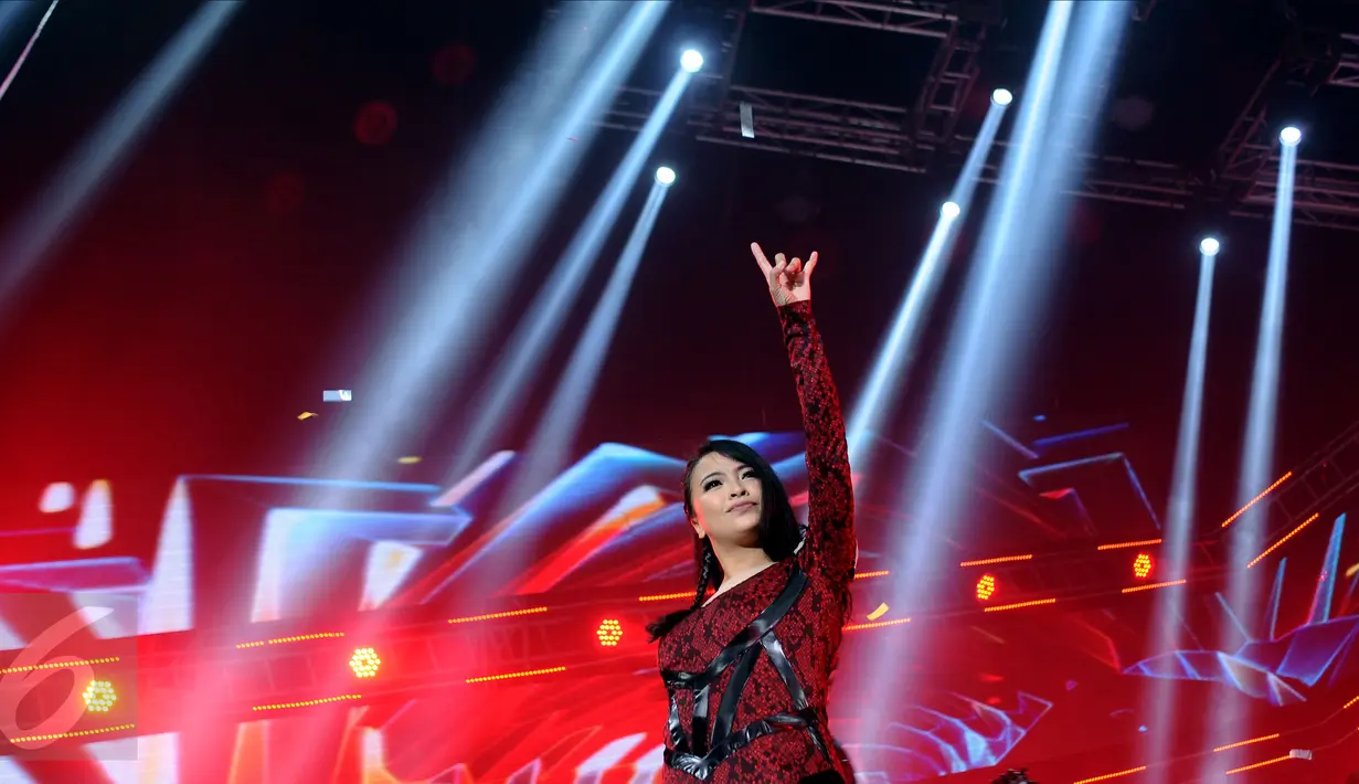 Vokalis band Kotak Tantri mengangkat tangan saat tampil di The Biggest Concert Long Live Kotak x Anggun di Studio6 Emtek City, Jakarta, Rabu (23/11). Konser ini juga bagian perayaan 12 tahun Kotak berkarya. (Liputan6.com/Helmi Fithriansyah)