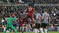 Striker Liverpool, Divock Origi, bersiap melakukan sundulan saat melawan Newcastle pada laga Premier League di Stadion St James Park, Newcastle, Sabtu (5/5). Newcastle kalah 2-3 dari Liverpool. (AFP/Lindsey Parnaby)