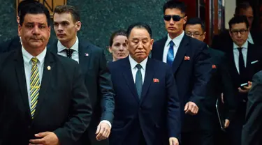 Pejabat tinggi Korea Utara, Kim Yong Chol (tengah) meninggalkan sebuah hotel di New York, Rabu (30/5). Tangan kanan Kim Jong Un itu berkunjung ke Amerika Serikat (AS) untuk membicarakan pertemuan dengan Donald Trump di Singapura. (AP/Andres Kudacki)