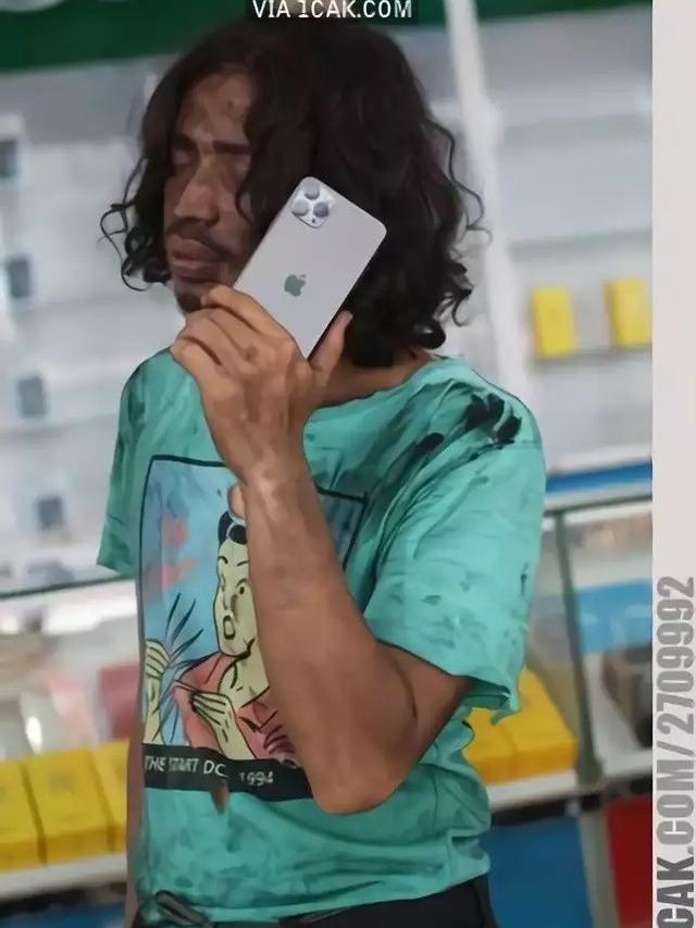 6 Potret Orang Ingin Pamer HP iPhone Ini Nyeleneh, Gagal Sombong