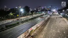 Suasana Jalan Tol Dalam Kota dan Jalan Gatot Soebroto pasca demonstrasi mahasiswa di depan Gedung DPR/MPR, Jakarta, Selasa (24/9/2019). Demonstrasi mahasiswa di depan gedung DPR RI berujung ricuh, polisi menembakkan gas air mata dan water cannon untuk membubarkan demo. (Liputan6.com/Faisal Fanani)