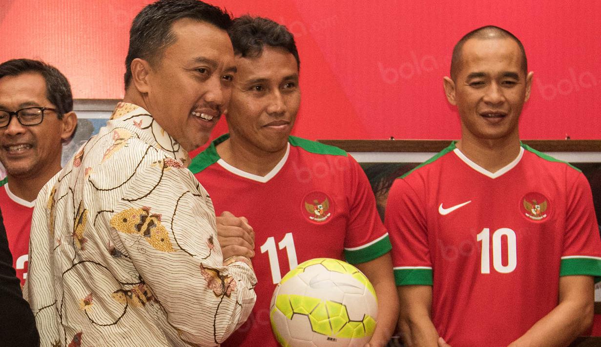 Mepora, Imam Nahrawi memberikan bola sebagai penghargaan secara simbolis kepada Bima Sakti salah satu Kapten TImnas Indonesia pada Kongres Tahunan PSSI 2017 di Bandung, (8/1/2017). (Bola.com/Vitalis Yogi Trisna)
