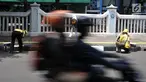 Petugas Suku Dinas Bina Marga Jakarta Timur saat menyelesaikan pengecatan trotoar di Jalan Persahabatan Raya, Jakarta, Rabu (27/3). Kegiatan pengecatan ini rutin dilakukan guna merawat sekaligus mempercantik jalur pedestrian tersebut. (merdeka.com/Iqbal S. Nugroho)