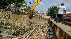 Sampah memenuhi aliran sungai di jembatan Kampung Melayu, Jatinegara, Jakarta Timur, Minggu (3/4/2016). Pembongkaran jembatan Rawajati Kalibata berimbas menumpukannya sampah di jembatan Kampung Melayu. (Liputan6.com/Yoppy Renato)