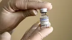 Seorang perawat menunjukkan vaksin Sputnik V untuk melawan virus corona di sebuah klinik di Moskow, Sabtu (5/12/2020). Presiden Rusia Vladimir Putin memerintahkan pihak berwenang memulai vaksinasi massal untuk orang-orang berisiko tinggi tertular Covid-19. (Kirill KUDRYAVTSEV/AFP)