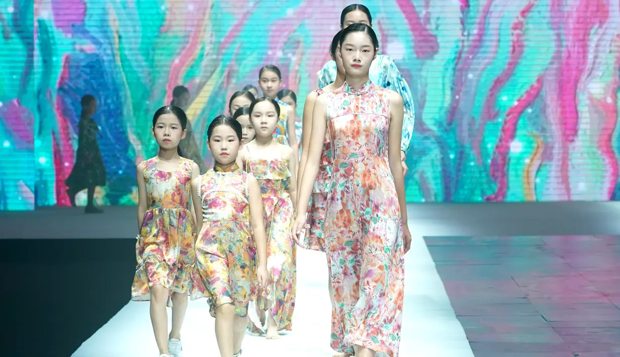 Model cilik menampilkan kreasi busana dalam sebuah peragaan busana di Hangzhou, China (24/8/2020). Peragaan busana tersebut diadakan sebagai bagian dari ajang China International Kids Fashion Week yang sedang berlangsung saat ini, menampilkan tren mode untuk pakaian anak-anak. (Xinhua/Chen Jianli)