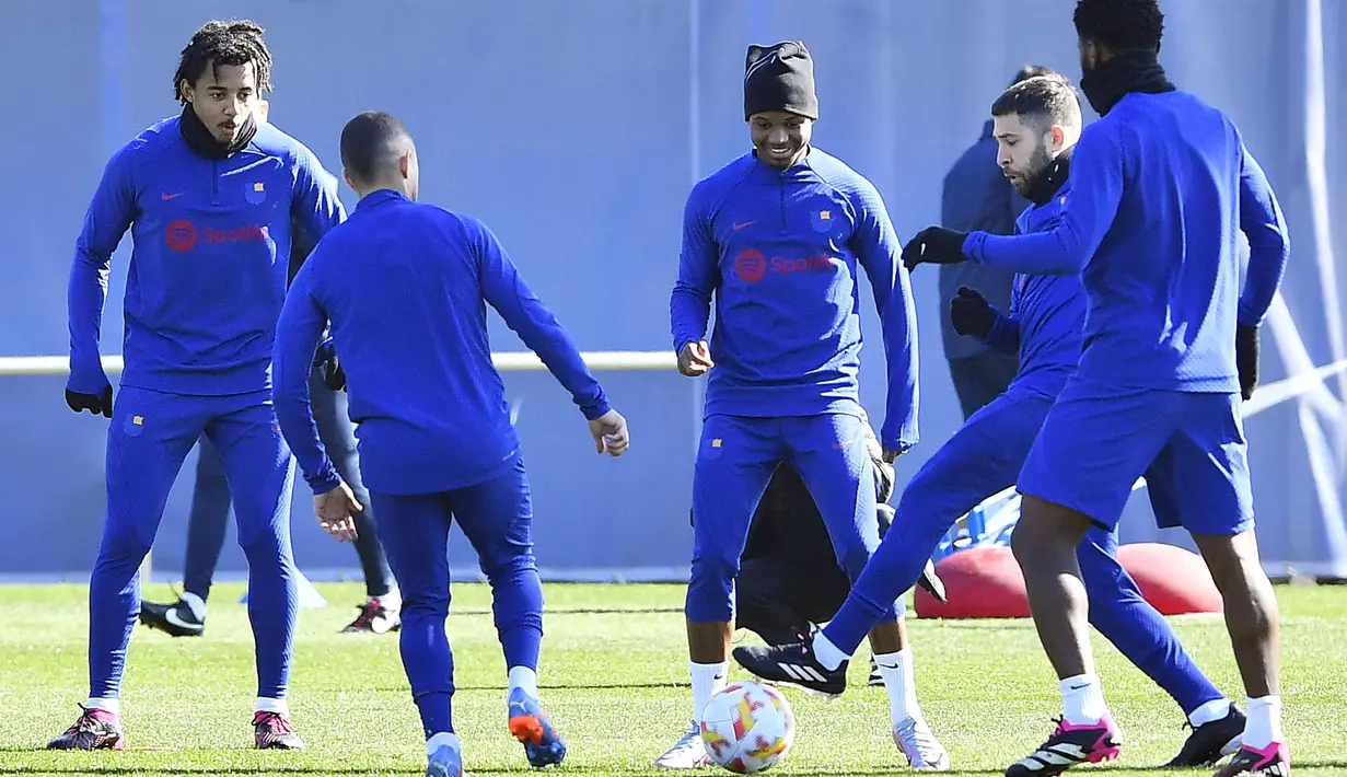 (Dari kiri) Pemain Barcelona Jules Kounde, Ansu Fati dan Jordi Alba menghadiri sesi latihan pada malam semifinal Copa del Rey melawan Real Madrid, di tempat latihan Joan Gamper di Sant Joan Despi, Rabu (1/3/2023). Tim berjulukan Blaugrana tersebut diprediksi akan tampil tanpa sejumlah pilar penting. (Pau BARRENA / AFP)